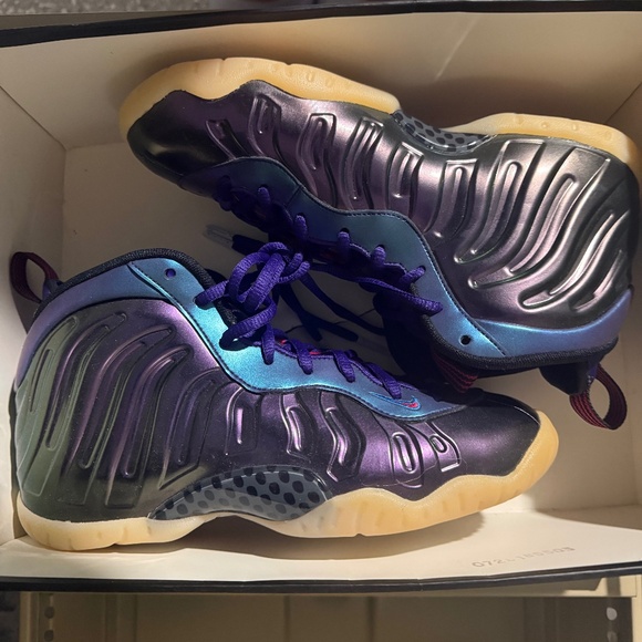 NIKE LITTLE FOAMPOSITE ONE IRIDESCENT PURPLE (GS) - Picture 1 of 2